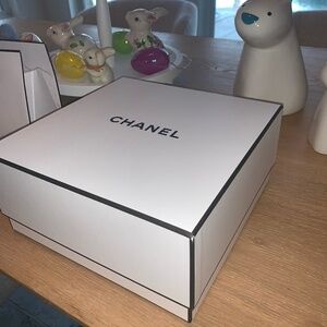 ♦️Chanel authentic large gift box with tissue